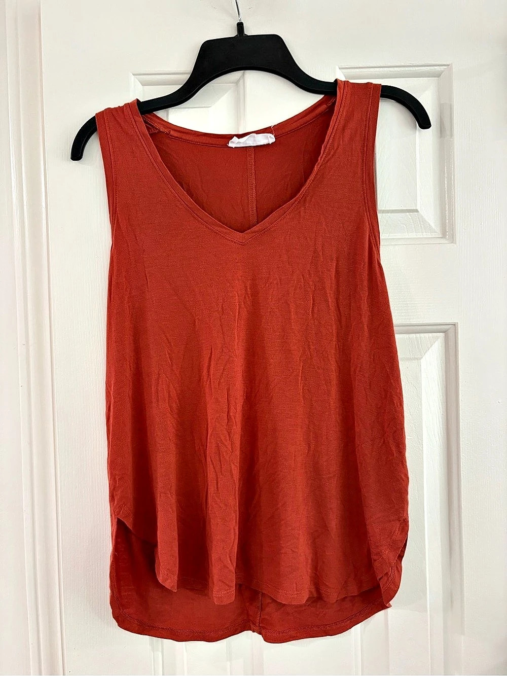 Double Zero Basic Stretch Sleeveless Top V-Neck Tank Top in Red Size Small